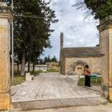 Superato l�ingresso del cimitero di Casamassima, accediamo a una zona alberata con al centro un�area lastricata. Qui sorge la chiesa di Santa Maria del Soccorso